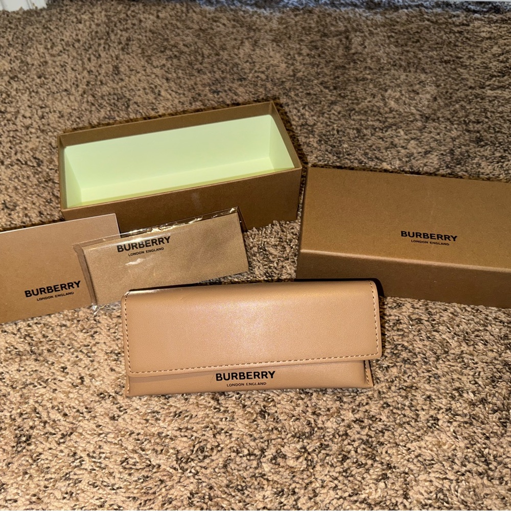 Burberry glasses case + box + lense cloth